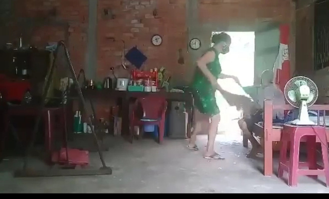 Con gái hành hạ mẹ già ở Long An khai bực tức việc mẹ không để lại tài sản gì nhưng phải một mình chăm-2