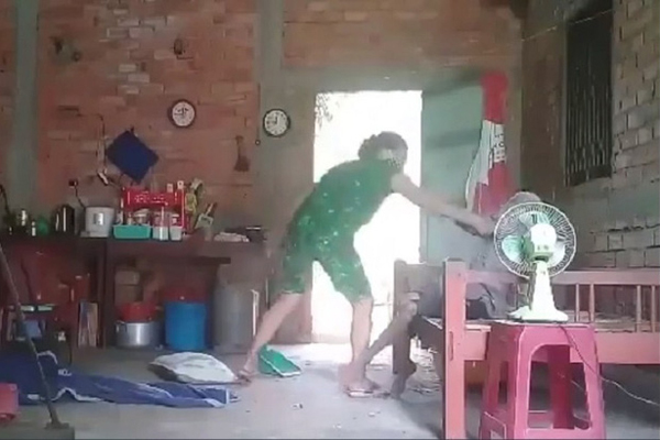 Vụ con gái đánh đập, đổ rác vào mặt mẹ già 88 tuổi ở Long An: Hàng xóm bật khóc khi xem clip, người cháu rể từ chối trả lời-9