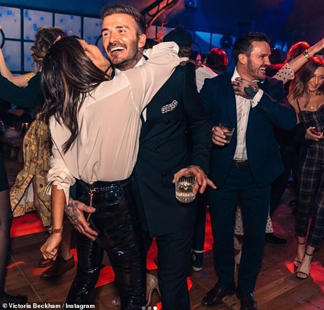 Báo Mỹ đưa tin vợ chồng David Beckham nhiễm COVID-19 do dự tiệc từ tháng 3, kéo theo 2 nhân viên đi cùng dương tính-2