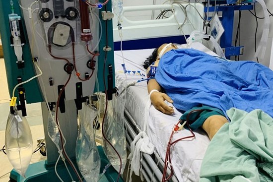 Do mệt, ăn kém, bệnh nhân tự mua thuốc về tiêm truyền dẫn đến ngộ độc nặng