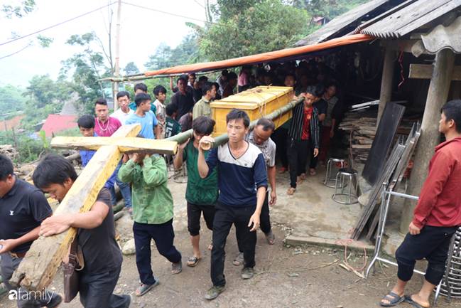 Nghẹn lòng đám tang 3 em nhỏ tử vong trong vụ sập cổng trường ở Lào Cai: Không ngờ bát mì tôm trứng lại là bữa ăn cuối cùng của con-12