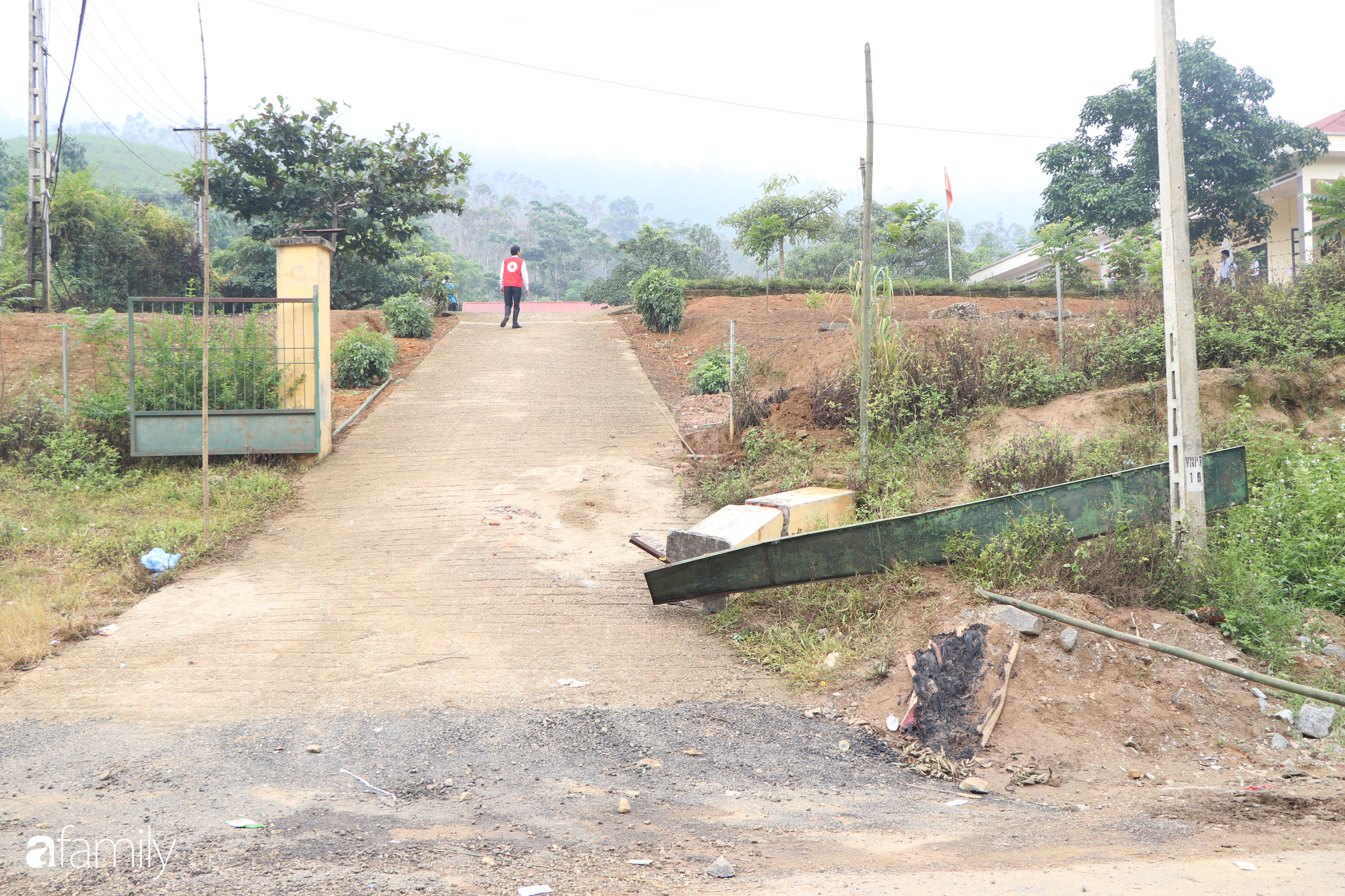Nghẹn lòng đám tang 3 em nhỏ tử vong trong vụ sập cổng trường ở Lào Cai: Không ngờ bát mì tôm trứng lại là bữa ăn cuối cùng của con-3