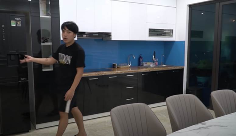 NTN - YouTuber bị ném đá nhiều nhất Việt Nam khoe nhà 4 tầng mới xây, nhìn là thấy to nhất phố rồi!-9