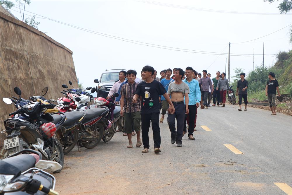 Vụ sập cổng trường ở Lào Cai: Cặp vợ chồng trẻ 2 năm mất 2 con gái, nhà tranh vách đất xiêu vẹo đìu hiu trong đám tang không phông bạt-1
