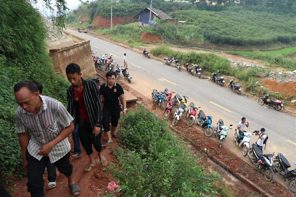 Vụ sập cổng trường ở Lào Cai: Cặp vợ chồng trẻ 2 năm mất 2 con gái, nhà tranh vách đất xiêu vẹo đìu hiu trong đám tang không phông bạt-2