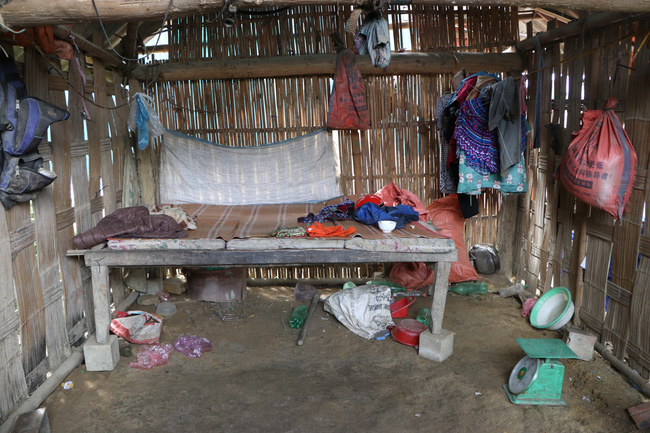 Vụ sập cổng trường ở Lào Cai: Cặp vợ chồng trẻ 2 năm mất 2 con gái, nhà tranh vách đất xiêu vẹo đìu hiu trong đám tang không phông bạt-4