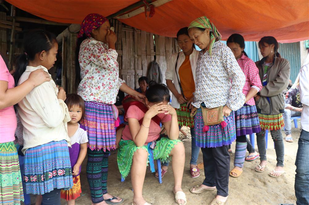 Vụ sập cổng trường ở Lào Cai: Cặp vợ chồng trẻ 2 năm mất 2 con gái, nhà tranh vách đất xiêu vẹo đìu hiu trong đám tang không phông bạt-5
