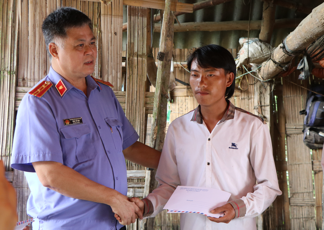 Vụ sập cổng trường ở Lào Cai: Cặp vợ chồng trẻ 2 năm mất 2 con gái, nhà tranh vách đất xiêu vẹo đìu hiu trong đám tang không phông bạt-8