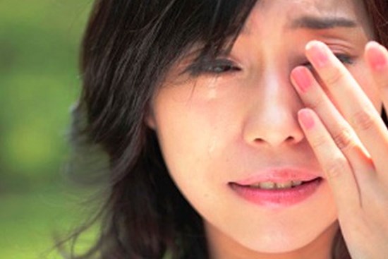 Mẹ đẻ vừa cho tôi được 5 triệu, ngay buổi chiều hôm đó đã bị chồng “tịch thu”, tôi đòi thì anh nói lý do khiến tôi uất trào nước mắt