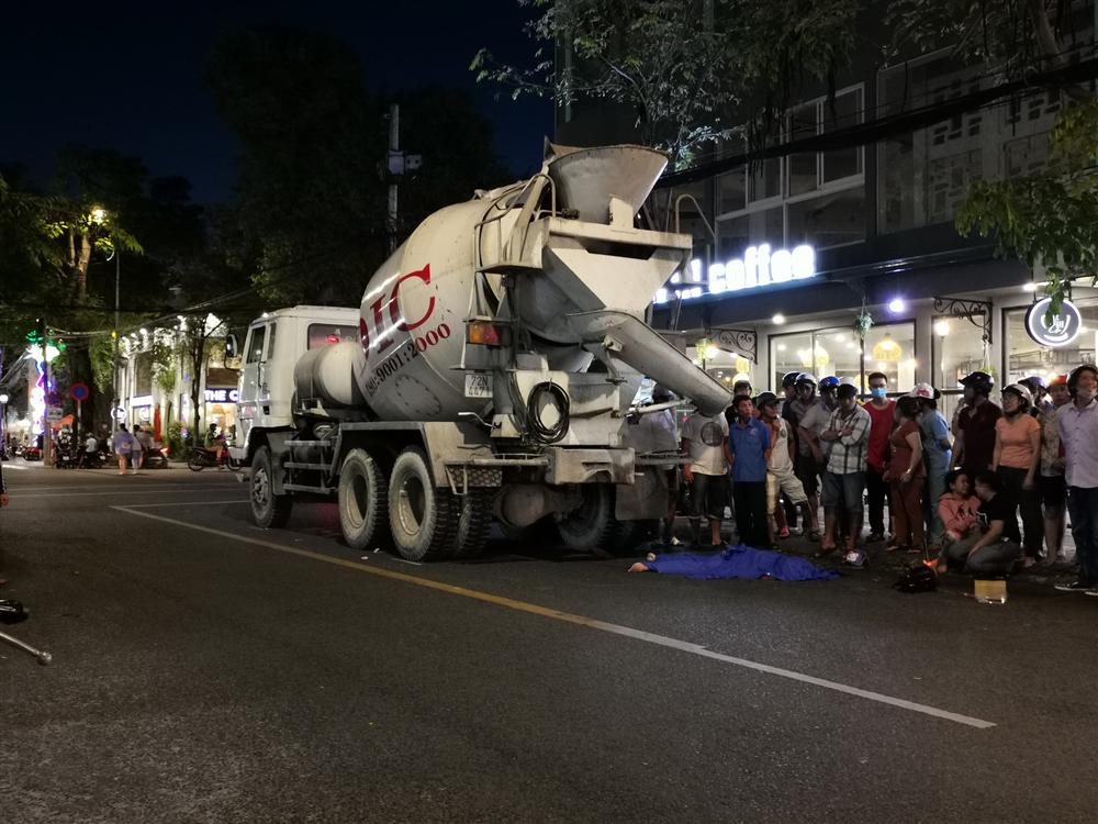 CLIP: Vướng dây viễn thông rơi xuống đường, thanh niên bị xe bồn cán tử vong-1