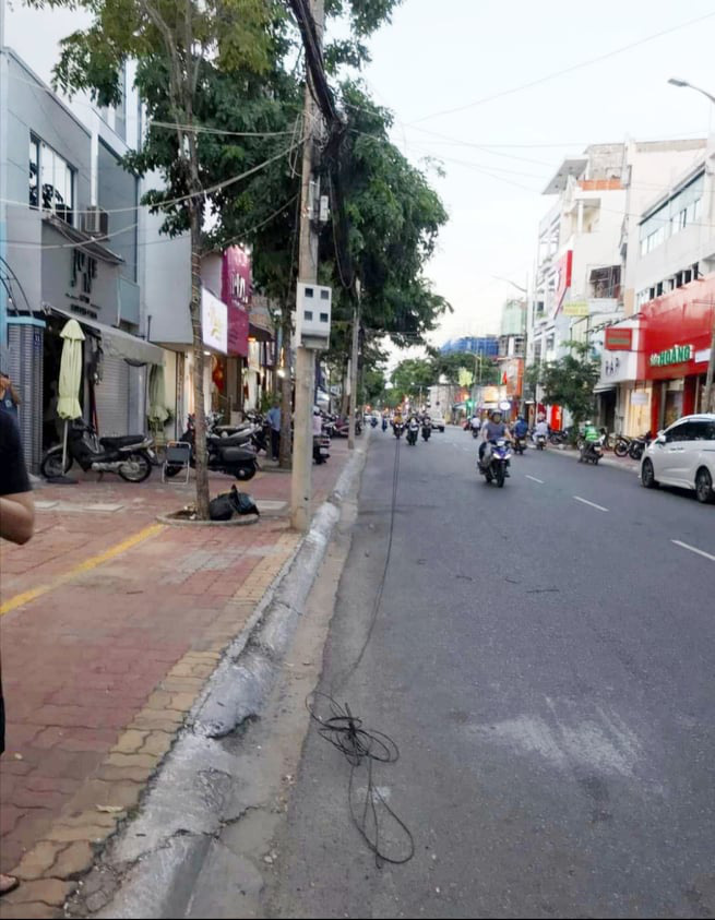CLIP: Vướng dây viễn thông rơi xuống đường, thanh niên bị xe bồn cán tử vong-2