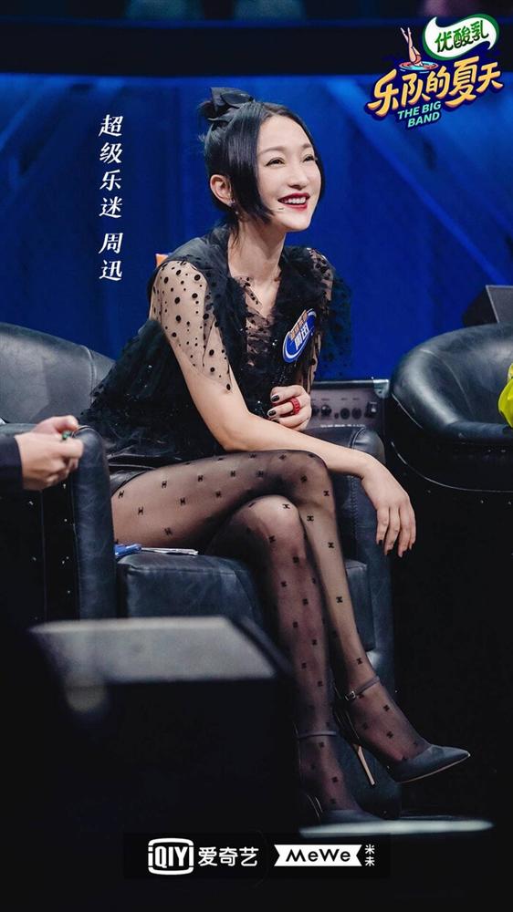 Châu Tấn lột xác với mái tóc đỏ rực, thời trang sexy ở tuổi 45-8