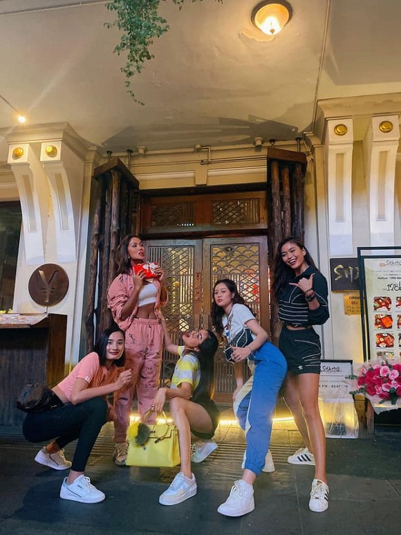 HHen Niê dẫn bạn trai ra mắt hội nàng Hậu đình đám bậc nhất Vbiz-2