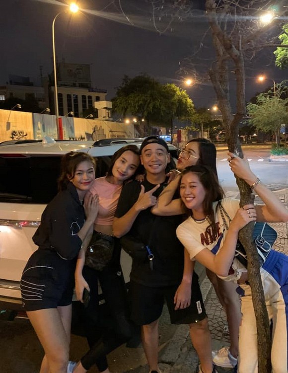 HHen Niê dẫn bạn trai ra mắt hội nàng Hậu đình đám bậc nhất Vbiz-1