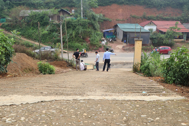 Nhân chứng đầu tiên kể lại giây phút kinh hoàng khi phát hiện 6 em nhỏ thương vong do sập cổng trường-2