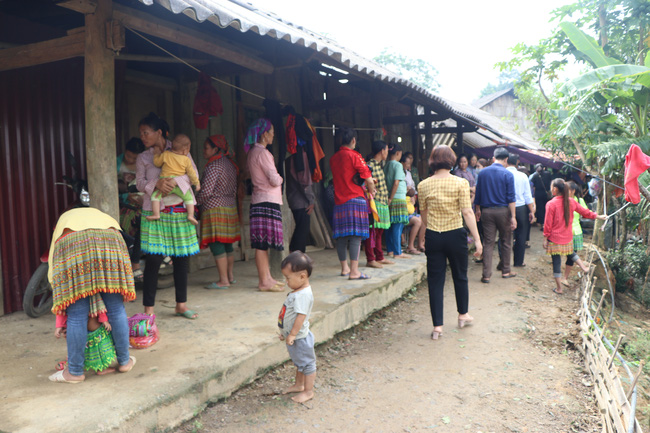 Nhân chứng đầu tiên kể lại giây phút kinh hoàng khi phát hiện 6 em nhỏ thương vong do sập cổng trường-5