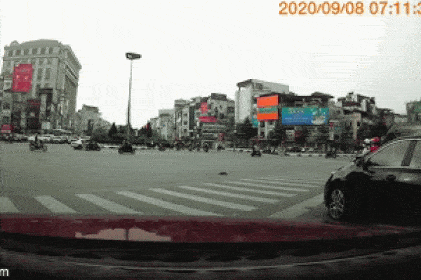 Clip: Húc trúng 2 người đi xe máy đang dừng đèn đỏ, nữ tài xế bước xuống hoang mang nhìn hiện trường