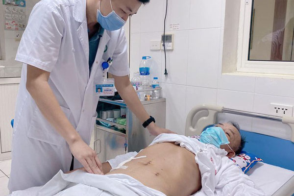 Người đàn ông Hà Nội bị thủng ruột, bác sĩ tìm ra thủ phạm là thói quen nhiều người mắc-1