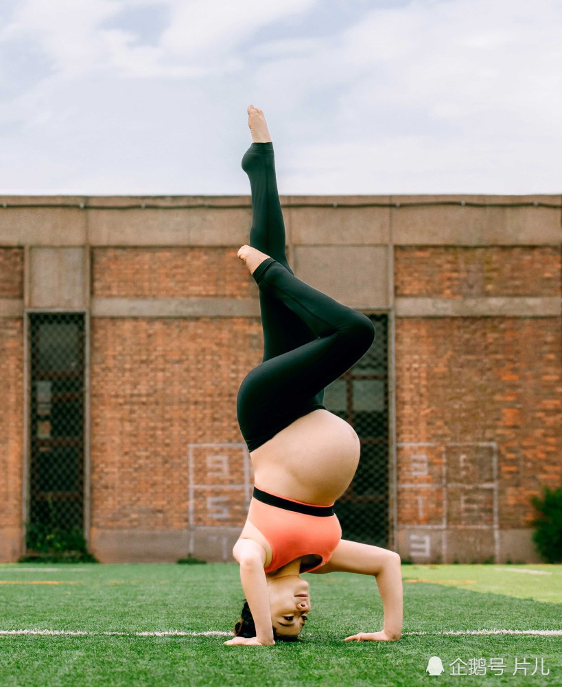 Tư thế yoga trồng chuối khi mang bầu vượt mặt của nữ hoàng thể dục gây sốc vì quá nguy hiểm: Là một người me, tôi thấy sợ hãi”-3