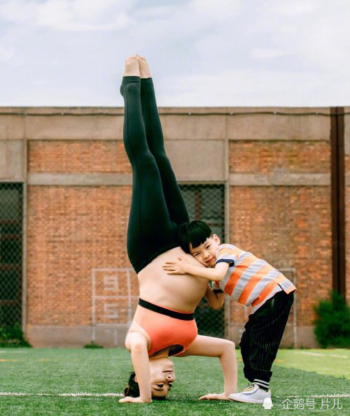 Tư thế yoga trồng chuối khi mang bầu vượt mặt của nữ hoàng thể dục gây sốc vì quá nguy hiểm: Là một người me, tôi thấy sợ hãi”-5