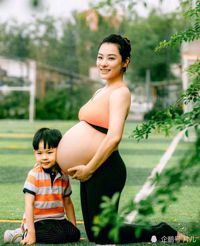 Tư thế yoga trồng chuối khi mang bầu vượt mặt của nữ hoàng thể dục gây sốc vì quá nguy hiểm: Là một người me, tôi thấy sợ hãi”-4