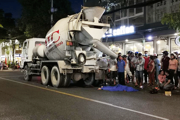 CLIP: Vướng dây viễn thông rơi xuống đường, thanh niên bị xe bồn cán tử vong