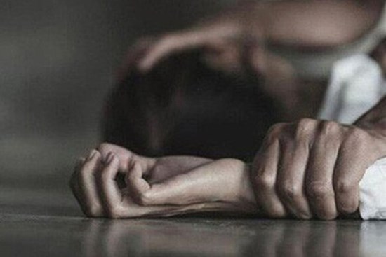 Mẹ vừa mất được 49 ngày, người thân đau đớn phát hiện bé gái 15 tuổi bị bố đẻ cưỡng dâm từ năm 2019 đến nay