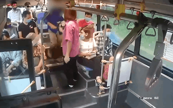 CLIP: Người đàn ông nhổ bọt vào nữ phụ xe, dọa đánh tài xế khi bị nhắc đeo khẩu trang-1