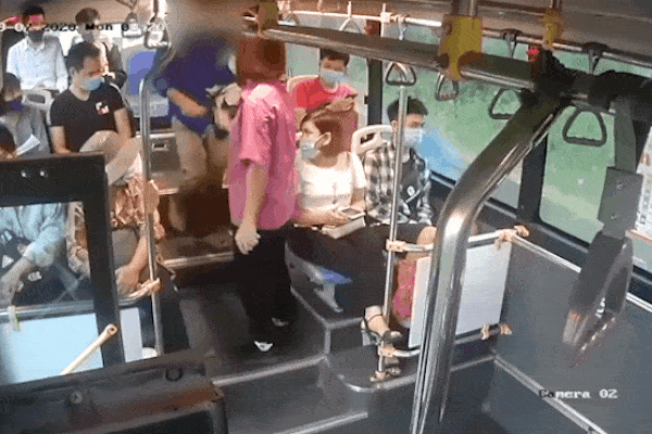 Người đàn ông nhổ nước bọt vào nữ phụ xe buýt từng làm chủ doanh nghiệp, bị phá sản nên có bệnh lý tâm thần-2