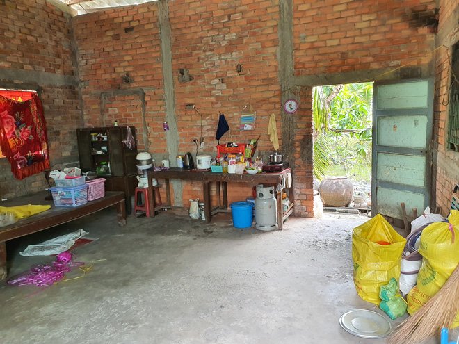 Vụ con gái đánh đập, đổ rác vào mặt mẹ già 88 tuổi ở Long An: Hàng xóm bật khóc khi xem clip, người cháu rể từ chối trả lời-3