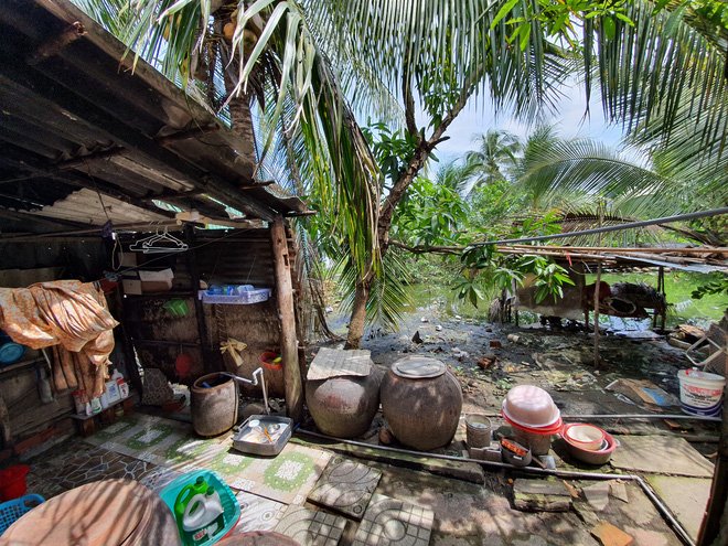 Vụ con gái đánh đập, đổ rác vào mặt mẹ già 88 tuổi ở Long An: Hàng xóm bật khóc khi xem clip, người cháu rể từ chối trả lời-4