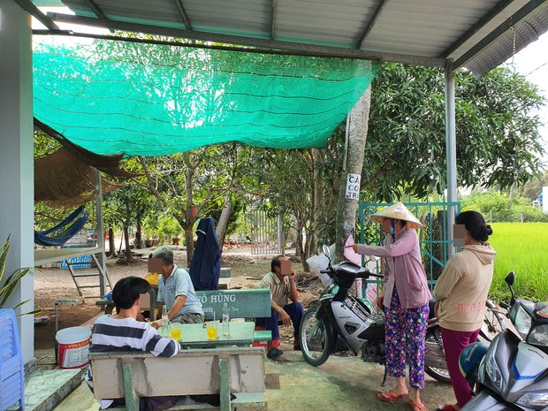 Vụ con gái đánh đập, đổ rác vào mặt mẹ già 88 tuổi ở Long An: Hàng xóm bật khóc khi xem clip, người cháu rể từ chối trả lời-6