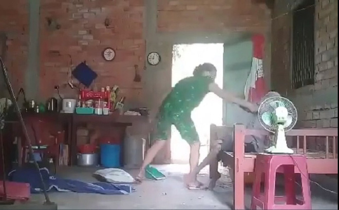Vụ con gái đánh đập, đổ rác vào mặt mẹ già 88 tuổi ở Long An: Hàng xóm bật khóc khi xem clip, người cháu rể từ chối trả lời-8
