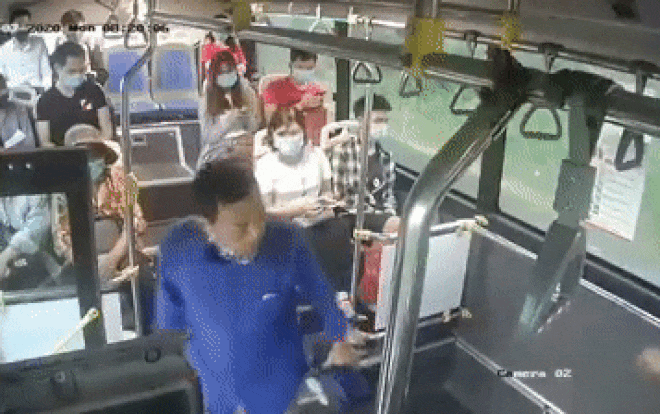Hà Nội: Bị nhắc nhở đeo khẩu trang, người đàn ông nhổ nước bọt vào mặt nữ nhân viên xe buýt-1