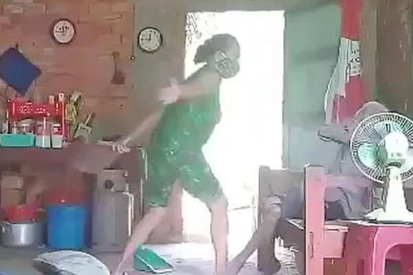 Vụ con gái bạo hành mẹ già ở Long An: Sau đám tang mẹ, người phụ nữ lấy đi toàn bộ tiền phúng điếu-2
