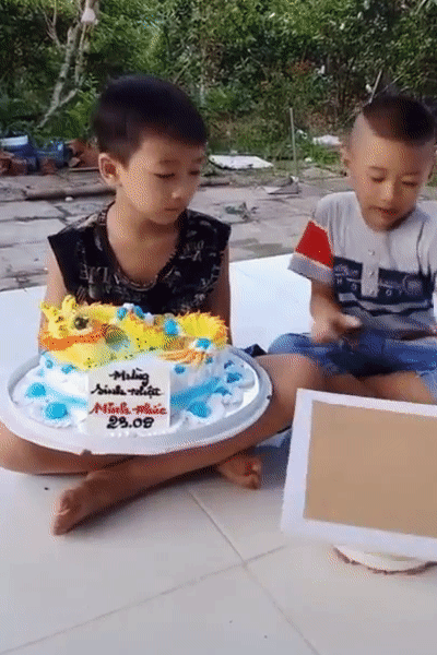 Lỡ tay làm rơi bánh kem, cậu nhóc tiếc đứt ruột nhưng vẫn 