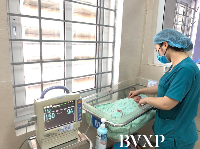 Bé sơ sinh bị mẹ bỏ rơi giữa khe tường ở Hà Nội sẽ được về với ông bà ngoại và gia đình vào sáng nay-1