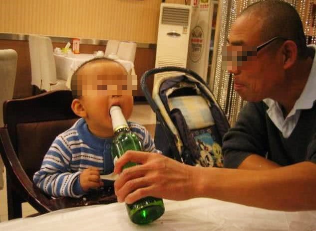 Cháu trai 8 tuổi tổn thương gan nghiêm trọng vì loại đồ uống mà ông nội cho uống mỗi ngày: 4 loại nước vô cùng nguy hiểm với trẻ nhỏ nhưng bố mẹ vẫn thờ ơ-3