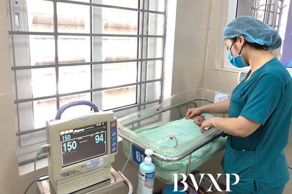 Hà Nội: Mẹ đẻ và khá đông người thân đã đến bệnh viện để đón nhận cháu bé bị bỏ rơi trong khe tường-6