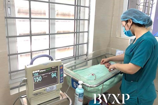 Bé sơ sinh bị mẹ bỏ rơi giữa khe tường ở Hà Nội sẽ được về với ông bà ngoại và gia đình vào sáng nay