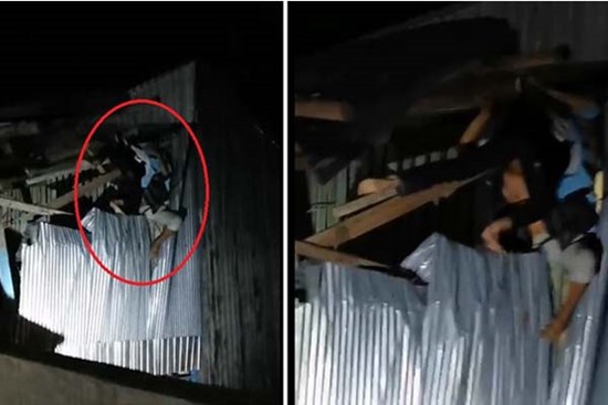 Hiện trường tai nạn đáng sợ: 2 thanh niên chạy xe máy, bay lên nóc nhà bên đường, mắc kẹt