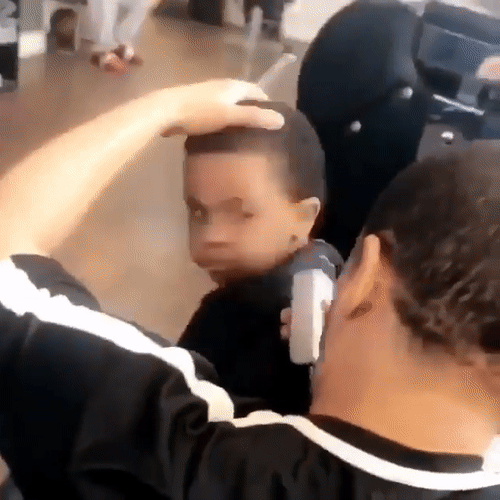 Không tin tưởng giao đầu mình cho người khác, cậu bé xéo xắt lườm cháy mặt chú thợ cắt tóc làm người lớn cũng toát mồ hôi hột-1