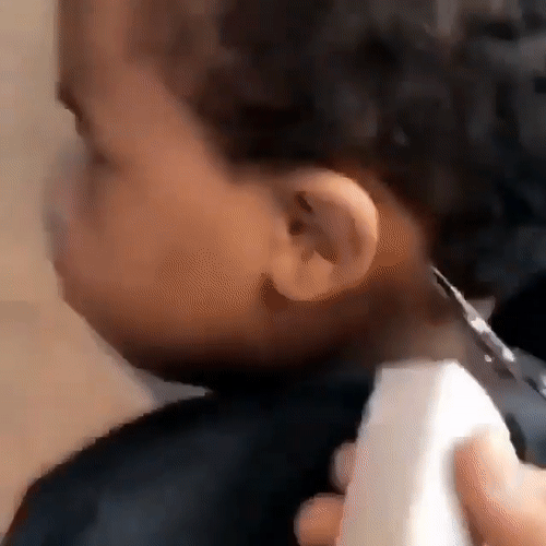 Không tin tưởng giao đầu mình cho người khác, cậu bé xéo xắt lườm cháy mặt chú thợ cắt tóc làm người lớn cũng toát mồ hôi hột-2