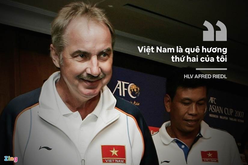 Vợ HLV Riedl: Thời gian ở Việt Nam rất khó quên với chúng tôi-2