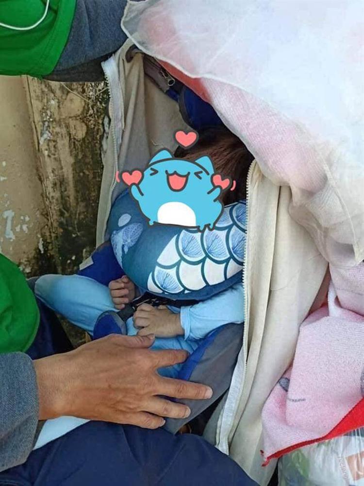 Nghẹn ngào với hình ảnh em bé 8 tháng tuổi nằm lọt thỏm trong chiếc xe máy, cùng cha mưu sinh trên đường mỗi ngày do hoàn cảnh khó khăn-2