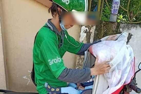 Nghẹn ngào với hình ảnh em bé 8 tháng tuổi nằm lọt thỏm trong chiếc xe máy, cùng cha mưu sinh trên đường mỗi ngày do hoàn cảnh khó khăn
