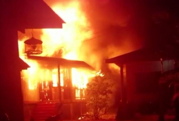 Cháu trai 14 tuổi thản nhiên đốt trụi nhà bà nội, khi nghe lý do ai cũng nổi da gà-1