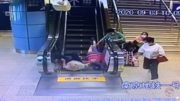 Cảnh tượng thót tim khi 2 cụ già hơn 70 tuổi ngã tại thang cuốn, càng hoang mang hơn với nguyên nhân họ cự tuyệt báo tin cho con cháu-1