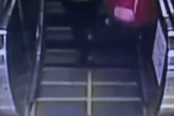 Để con nhỏ tự trông nhau để thử quần áo trong trung tâm thương mại, bà mẹ phải chứng kiến cảnh tượng ám ảnh cả đời-7