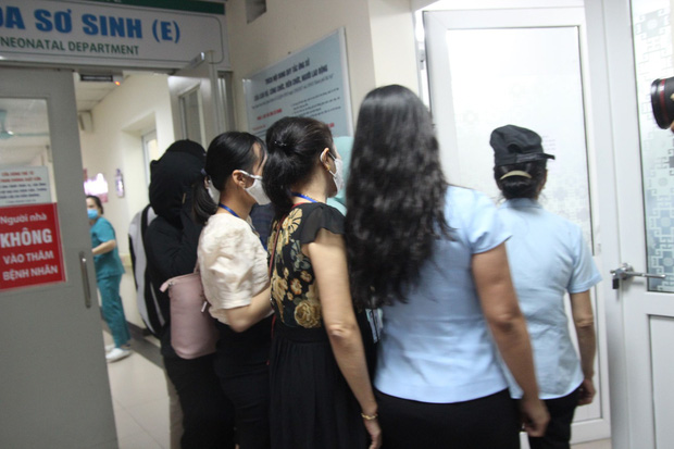Hà Nội: Mẹ đẻ và khá đông người thân đã đến bệnh viện để đón nhận cháu bé bị bỏ rơi trong khe tường-1